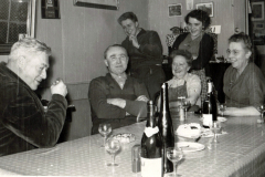 Au Café du Soleil à l'occasion des 20 ans de Michel Traffey. De g à dr: Maurice Décotte, Maurice Traffey, Michel Traffey, dame inconnue, Simone Traffey, Mimi Traffey.